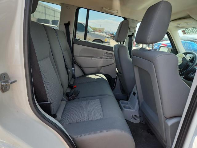 1J8GN28K98W186463 - 2008 JEEP LIBERTY SPORT WHITE photo 11