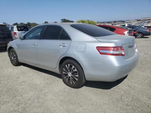 4T4BF3EK7BR153605 - 2011 TOYOTA CAMRY BASE Silber Foto 2