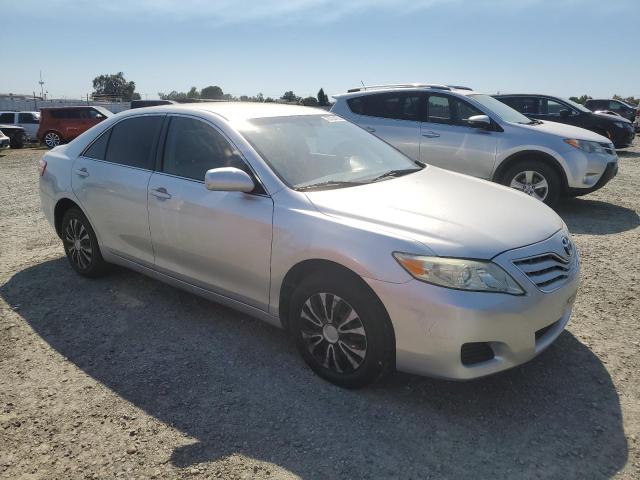 4T4BF3EK7BR153605 - 2011 TOYOTA CAMRY BASE Silber Foto 4