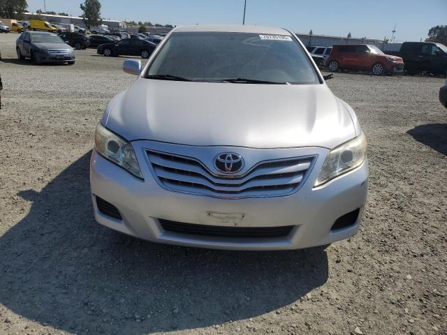 4T4BF3EK7BR153605 - 2011 TOYOTA CAMRY BASE Silber Foto 5