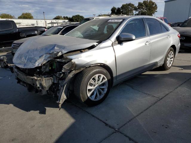 4T4BF1FK7FR487111 - 2015 TOYOTA CAMRY LE SILVER photo 1