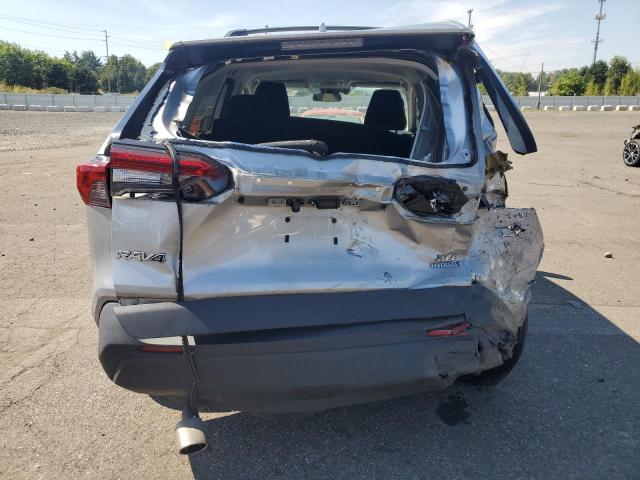 4T3RWRFV4LU002959 - 2020 TOYOTA RAV4 XLE SILVER photo 6