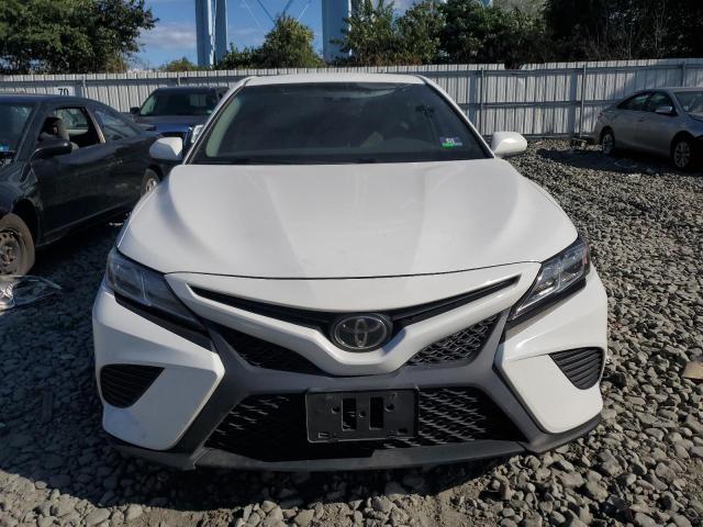 4T1B11HK5JU545389 - 2018 TOYOTA CAMRY L WHITE photo 5