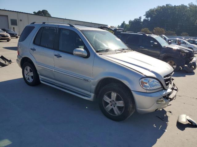 4JGAB57E45A517828 - 2005 MERCEDES-BENZ ML 350 SILVER photo 4