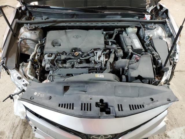 4T1B11HK1JU583640 - 2018 TOYOTA CAMRY L SILVER photo 11