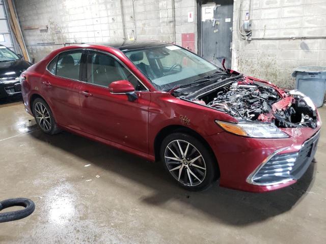 4T1F11BK8NU058686 - 2022 TOYOTA CAMRY XLE RED photo 4