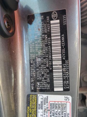 4T1BE30K05U941859 - 2005 TOYOTA CAMRY LE ნაცრისფერი ფოტო 13