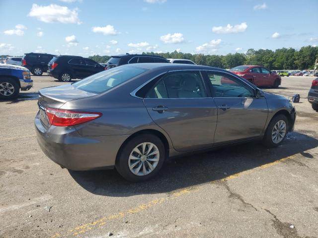 4T1BF1FK3HU336439 - 2017 TOYOTA CAMRY LE 灰色 照片 3