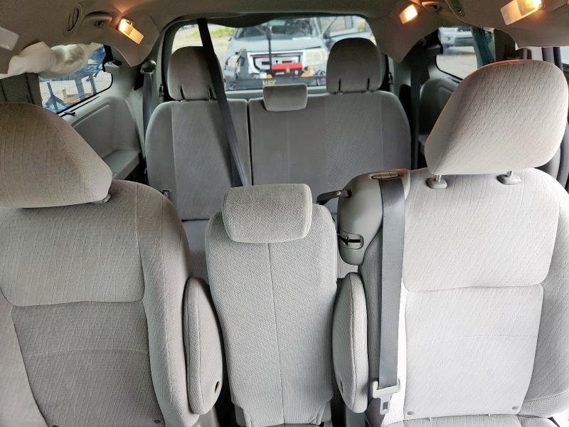 5TDKK3DC9GS700907 - 2016 TOYOTA SIENNA LE SILVER photo 10