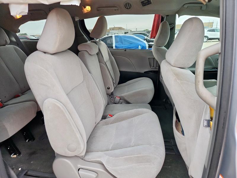 5TDKK3DC9GS700907 - 2016 TOYOTA SIENNA LE SILVER photo 11