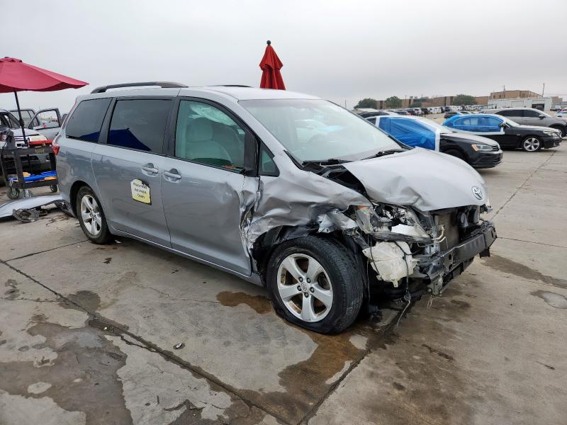 5TDKK3DC9GS700907 - 2016 TOYOTA SIENNA LE SILVER photo 4