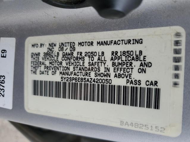 5Y2SP6E85AZ420050 - 2010 PONTIAC VIBE SILVER photo 12