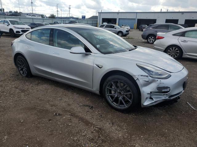 5YJ3E1EA2JF011610 - 2018 TESLA MODEL 3 SILVER photo 4