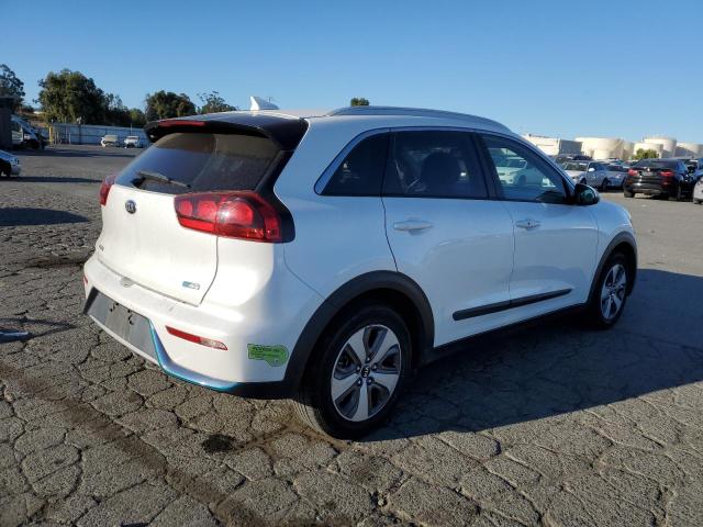 KNDCM3LD3J5202479 - 2018 KIA NIRO LX WHITE photo 3