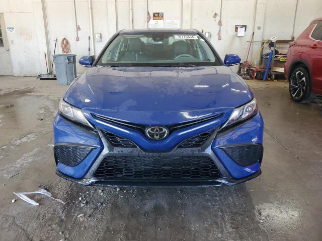 4T1T11BK0RU109672 - 2024 TOYOTA CAMRY SE NIGHT SHADE BLUE photo 5