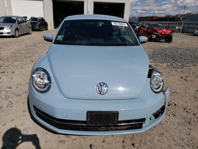 3VWRL7AT5DM658624 - 2013 VOLKSWAGEN BEETLE BLUE photo 5