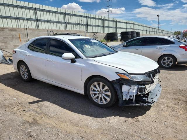 4T1B11HK4JU103932 - 2018 TOYOTA CAMRY L WHITE photo 4