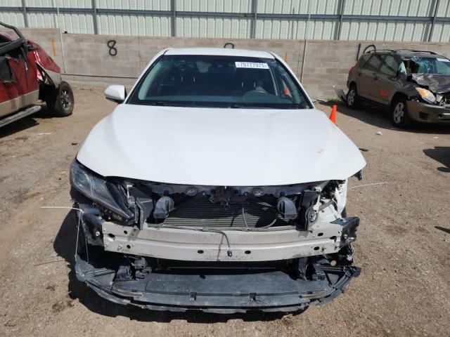4T1B11HK4JU103932 - 2018 TOYOTA CAMRY L WHITE photo 5