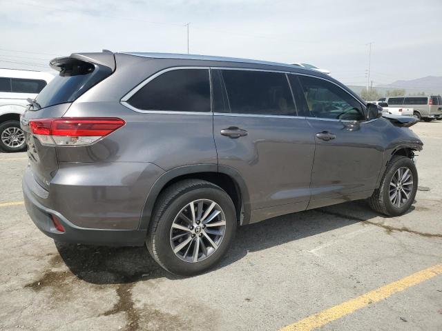 5TDKZRFH6JS539818 - 2018 TOYOTA HIGHLANDER SE Графитовый фото 3