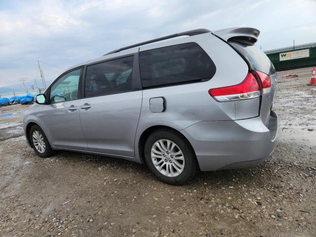5TDYK3DC6CS246538 - 2012 TOYOTA SIENNA XLE SILVER photo 2