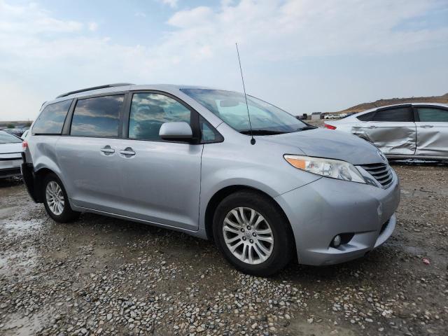 5TDYK3DC6CS246538 - 2012 TOYOTA SIENNA XLE SILVER photo 4