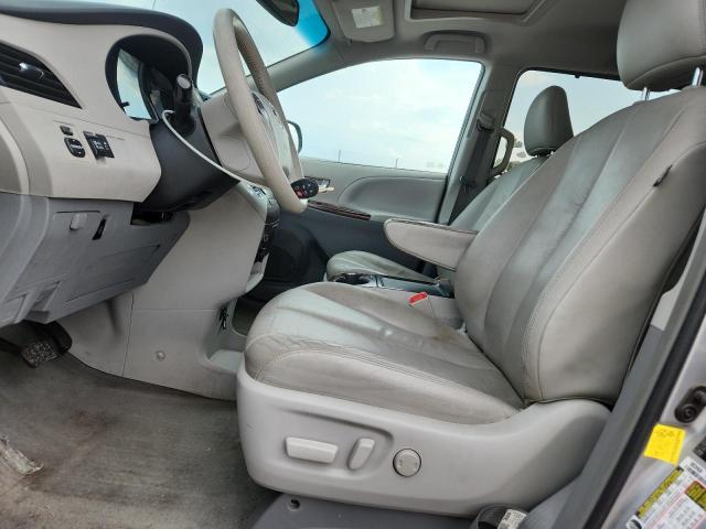 5TDYK3DC6CS246538 - 2012 TOYOTA SIENNA XLE SILVER photo 7