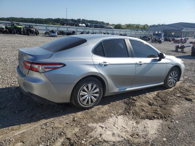 4T1B11HK6JU543473 - 2018 TOYOTA CAMRY L 银色 照片 3