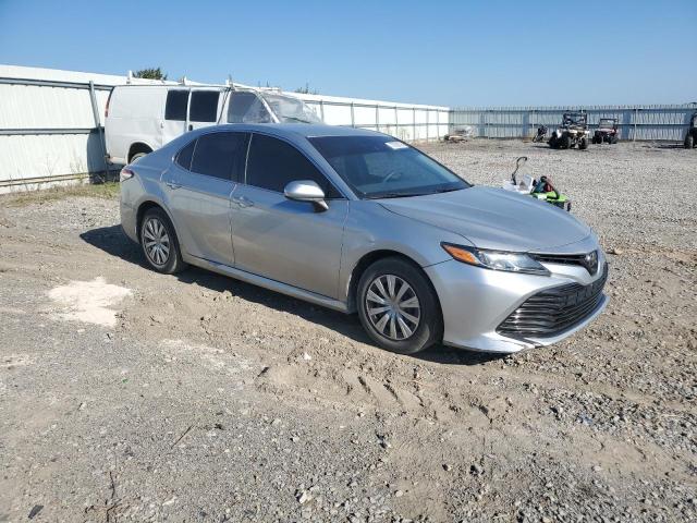 4T1B11HK6JU543473 - 2018 TOYOTA CAMRY L 银色 照片 4