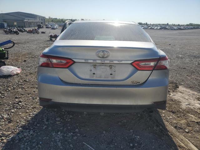 4T1B11HK6JU543473 - 2018 TOYOTA CAMRY L 银色 照片 6