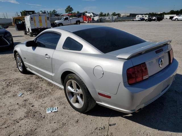 1ZVFT82H665230606 - 2006 FORD MUSTANG GT SILVER photo 2