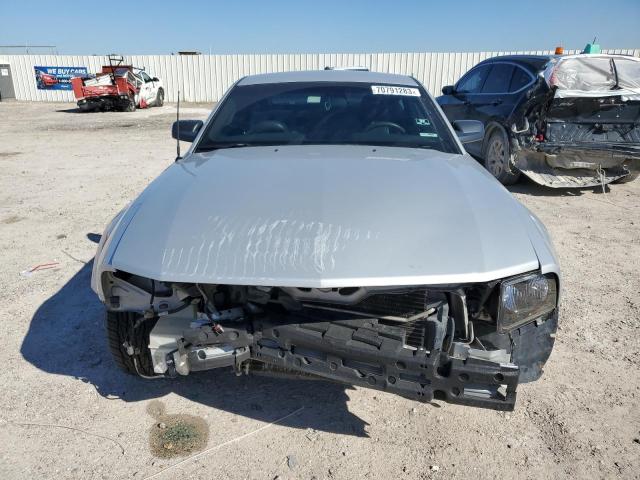 1ZVFT82H665230606 - 2006 FORD MUSTANG GT SILVER photo 5