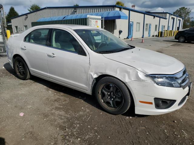 3FAHP0HA8BR125705 - 2011 FORD FUSION SE WHITE photo 4