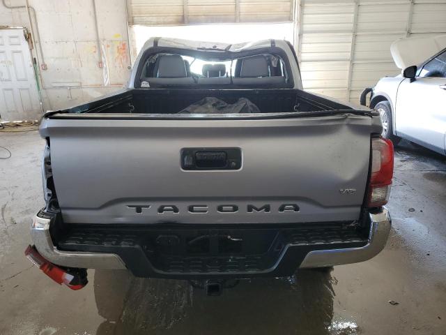 5TFAZ5CN2JX064161 - 2018 TOYOTA TACOMA DOUBLE CAB Silber Foto 6