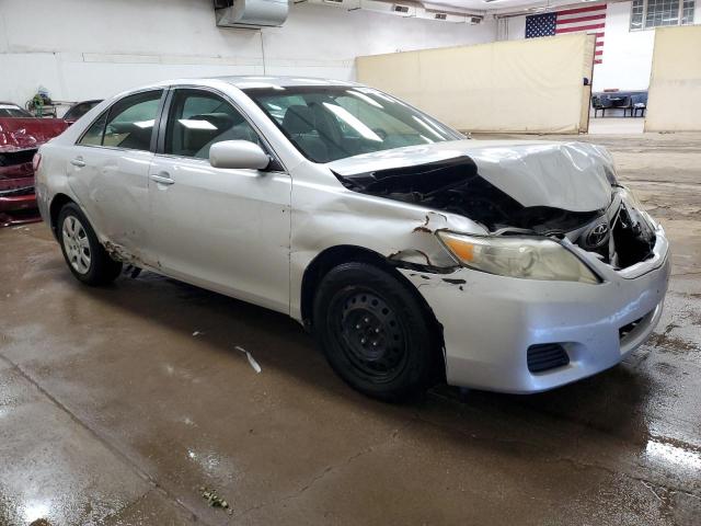 4T1BF3EK0BU180235 - 2011 TOYOTA CAMRY BASE Արծաթագույն լուսանկար 4