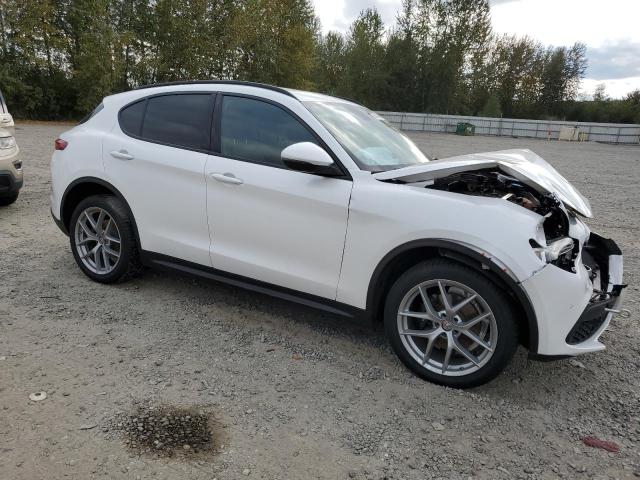 ZASFAKNN4J7B79487 - 2018 ALFA ROMEO STELVIO TI SPORT WHITE photo 4