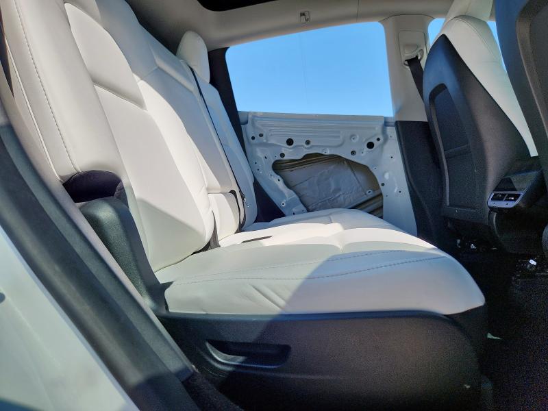 7SAYGAEE0RF062444 - 2024 TESLA MODEL Y 白色 照片 11