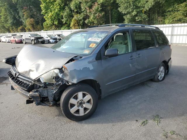 2004 TOYOTA SIENNA CE, 