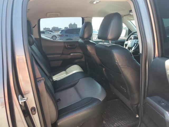 5TFAZ5CN8JX060938 - 2018 TOYOTA TACOMA DOUBLE CAB ნაცრისფერი ფოტო 10