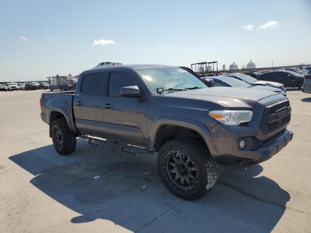 5TFAZ5CN8JX060938 - 2018 TOYOTA TACOMA DOUBLE CAB ნაცრისფერი ფოტო 4