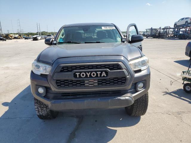 5TFAZ5CN8JX060938 - 2018 TOYOTA TACOMA DOUBLE CAB ნაცრისფერი ფოტო 5