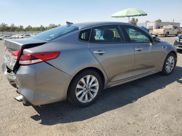 5XXGT4L3XJG258416 - 2018 KIA OPTIMA LX Серебристый фото 3