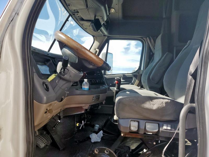 3AKJGLD51GSGT4305 - 2016 FREIGHTLINER CASCADIA 1 WHITE photo 5