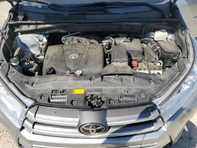 5TDJZRFH1JS803359 - 2018 TOYOTA HIGHLANDER SE SILVER photo 12