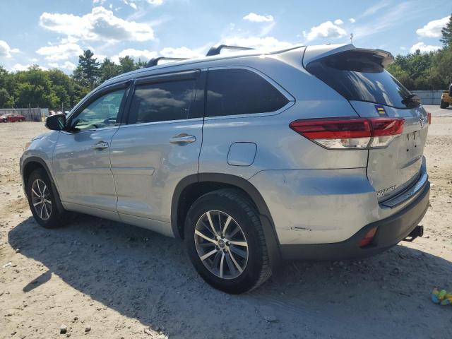 5TDJZRFH1JS803359 - 2018 TOYOTA HIGHLANDER SE SILVER photo 2