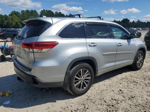 5TDJZRFH1JS803359 - 2018 TOYOTA HIGHLANDER SE SILVER photo 3