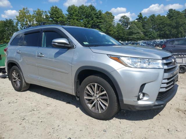 5TDJZRFH1JS803359 - 2018 TOYOTA HIGHLANDER SE SILVER photo 4