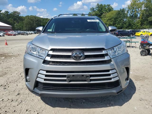 5TDJZRFH1JS803359 - 2018 TOYOTA HIGHLANDER SE SILVER photo 5