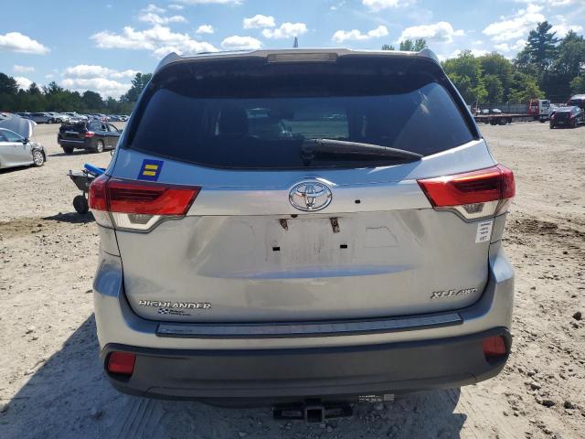 5TDJZRFH1JS803359 - 2018 TOYOTA HIGHLANDER SE SILVER photo 6
