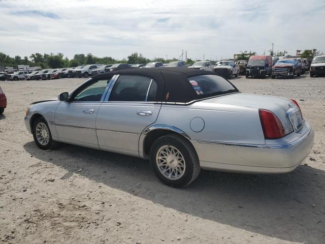 1LNHM82W3XY648351 - 1999 LINCOLN TOWN CAR SIGNATURE ვერცხლისფერი ფოტო 2