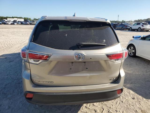 5TDKKRFH2GS142748 - 2016 TOYOTA HIGHLANDER XLE Braun Foto 6